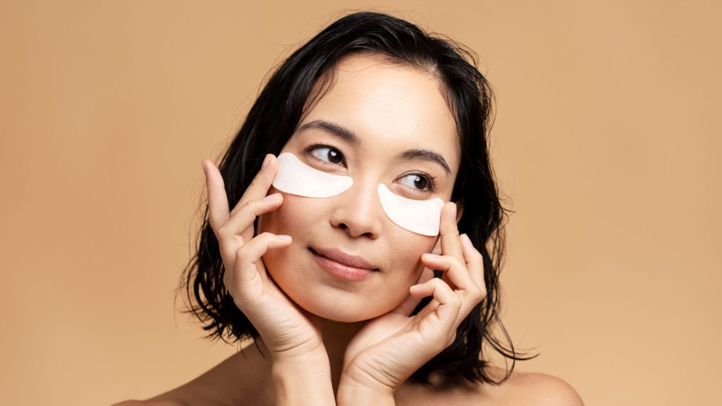 Mujer con tratamiento anti ojeras
