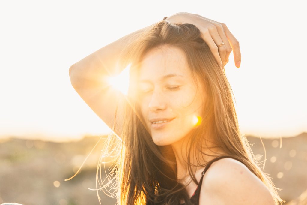 Mujer tomando el sol en verano