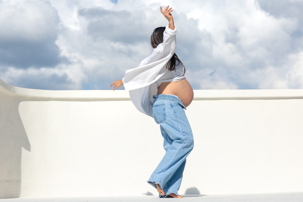 Mujer embarazada que quiere seguir realizando tratamientos de medicina estética con la Dra Concepcion